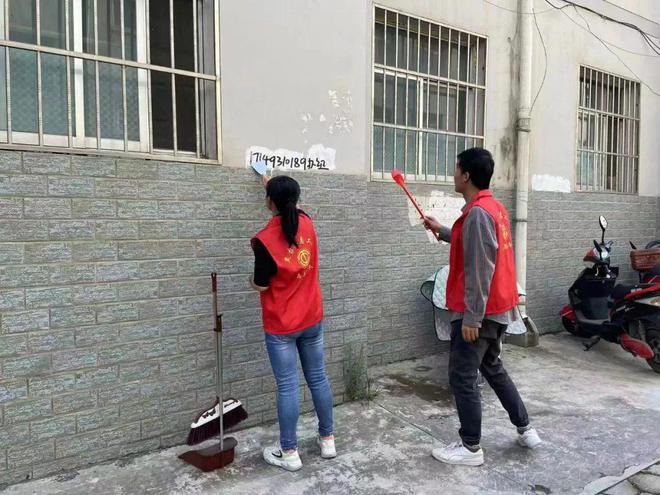 靈臺縣開展清理“牛皮癬”志愿服務活動 助力文明城市創(chuàng)建